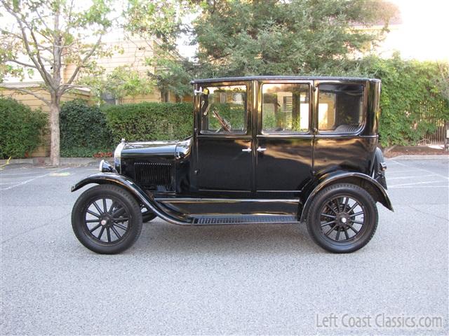 1926-ford-model-t-sedan-009.jpg