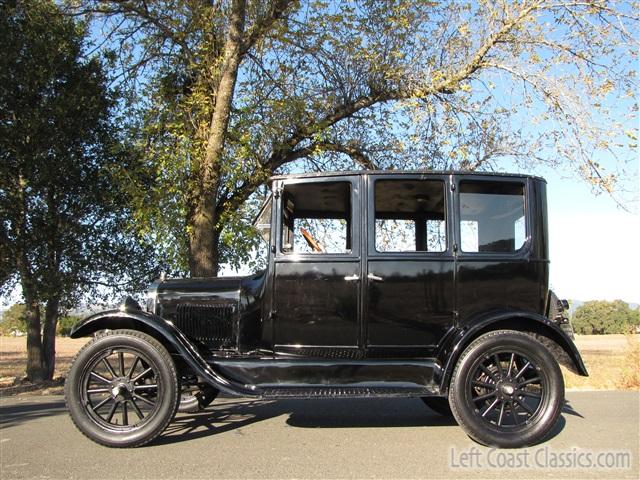 1926-ford-model-t-sedan-010.jpg