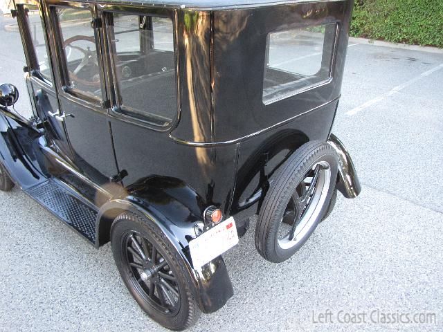1926-ford-model-t-sedan-081.jpg