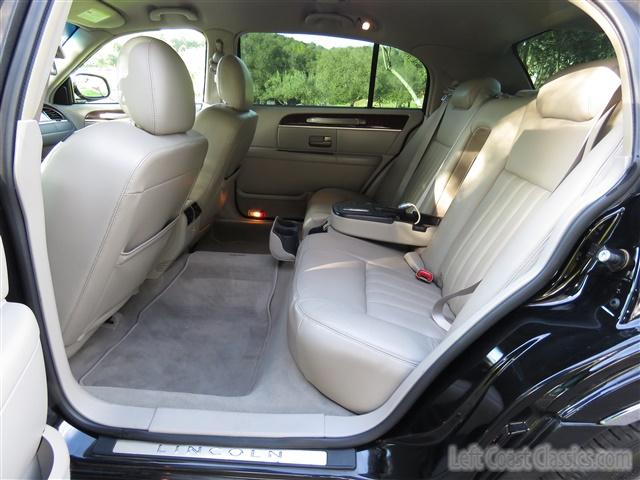 2009-lincoln-towncar-l-097.jpg