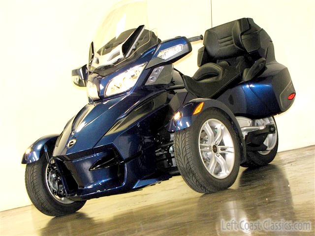 2011-can-am-spyder-003.jpg